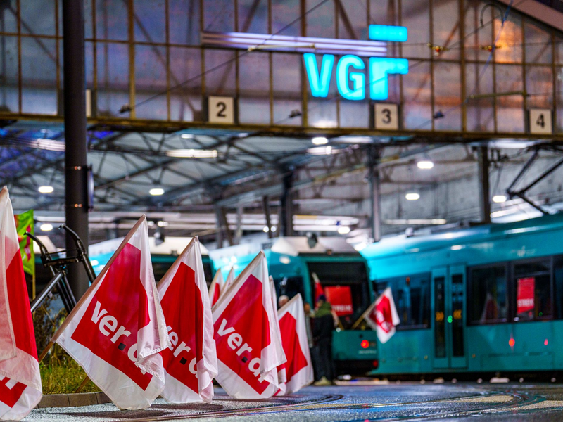 Die Gewerkschaft Verdi ruft zum zweiten Mal in diesem Jahr zu einem bundesweiten Warnstreik im ÖPNV auf. (Archivbild) - Foto: Andreas Arnold/dpa