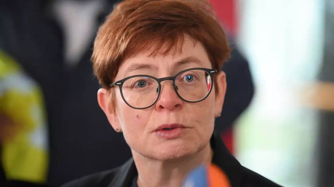 «Offenbar verstehen die Arbeitgeber immer noch nicht, dass es auf Dauer keine funktionierende ÖPNV-Daseinsvorsorge mehr geben kann, wenn wir jetzt nicht entscheidend die Arbeitsbedingungen verbessern», sagt die stellvertretende Verdi-Vorsitzende Christine Behle zum erneuten Warnstreikaufruf. (Archivbild) - Bild: Soeren Stache/dpa