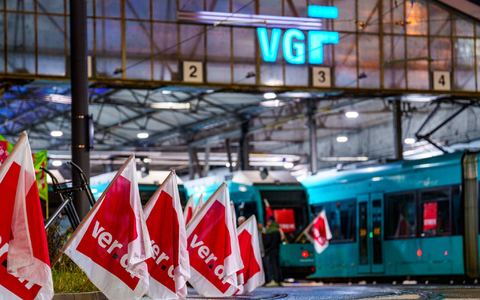 Im ÖPNV wird es wieder zu starken Behinderungen kommen. - Foto: Andreas Arnold/dpa