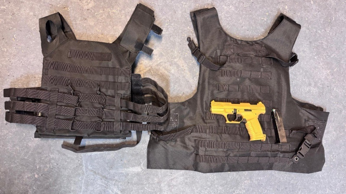 BPOL NRW: Mit Schutzweste und Waffe durch den Bahnhof - Bundespolizei stellt Tatverdächtigen - Foto: presseportal.de