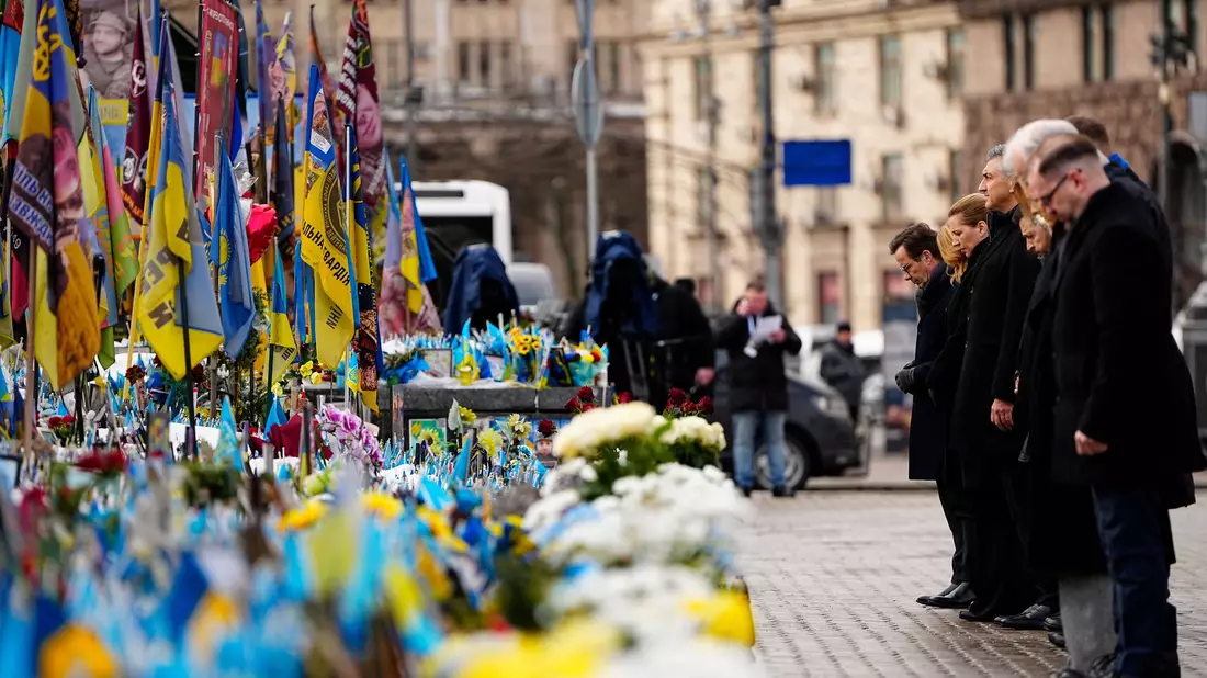 Die EU-Spitze und weitere europäische Regierungs- und Staatschefs sind am vierten Jahrestag des russischen Einmarsches in die Ukraine zu Gedenkveranstaltungen nach Kiew gereist. - Bild: Mads Claus Rasmussen/Ritzau Scanpix Foto/AP/dpa