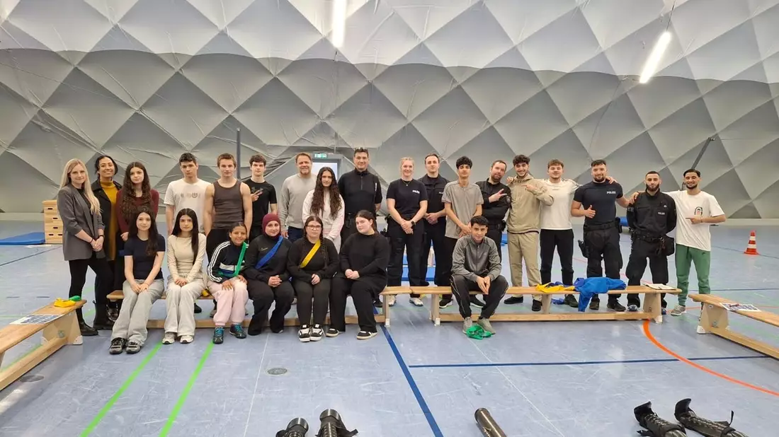 POL-RE: Gladbeck: Sport verbindet: Projekt der Polizei Recklinghausen an der Ingeborg-Drewitz-Gesamtschule - Bild: presseportal.de