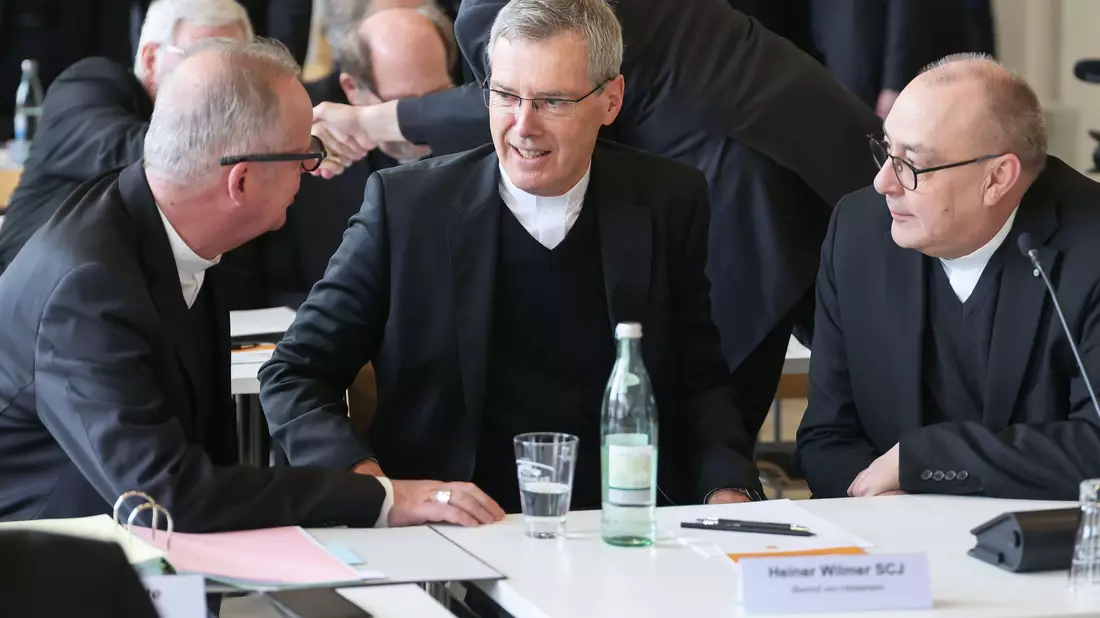 Der Hildesheimer Bischof Heiner Wilmer ist zum Vorsitzenden der Deutschen Bischofskonferenz gewählt worden. - Bild: Daniel Löb/dpa