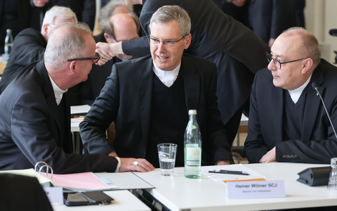 Der Hildesheimer Bischof Heiner Wilmer ist zum Vorsitzenden der Deutschen Bischofskonferenz gewählt worden. - Foto: Daniel Löb/dpa