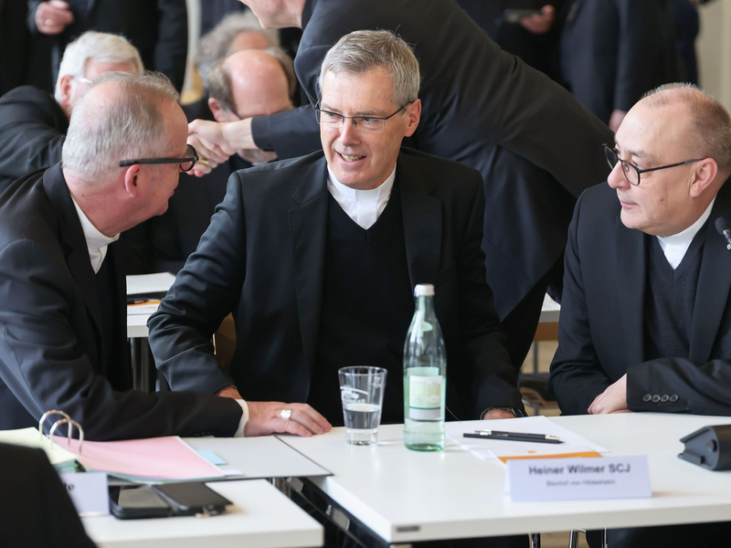 Der Hildesheimer Bischof Heiner Wilmer ist zum Vorsitzenden der Deutschen Bischofskonferenz gewählt worden. - Foto: Daniel Löb/dpa
