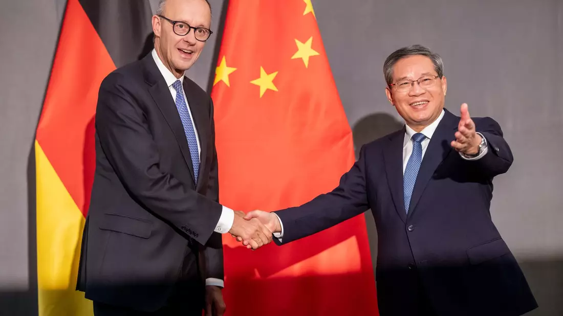 Den chinesischen Ministerpräsidenten Li hat Merz schon getroffen, am Mittwoch steht sein erstes persönliches Gespräch mit Präsident Xi in Peking an. (Archivbild) - Bild: Michael Kappeler/dpa