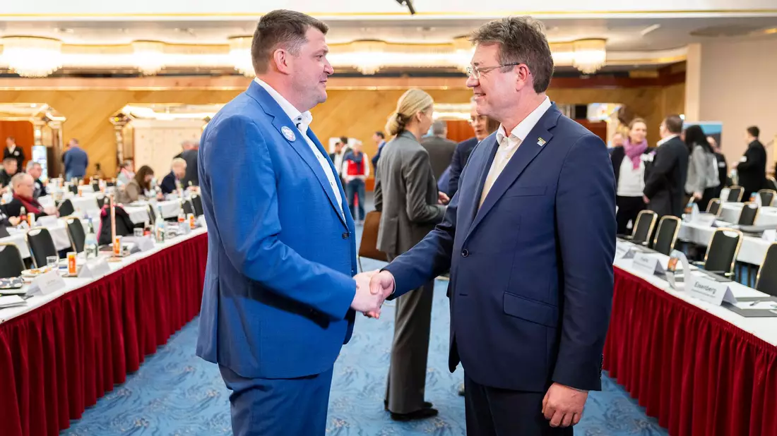 Zum Verhandlungsauftakt Anfang Februar in Hannover begrüßten sich die Verhandlungsführer Oliver Heinrich (IG BCE, links) und Matthias Bürk (BAVC) per Handschlag. (Archivbild) - Bild: Michael Matthey/dpa