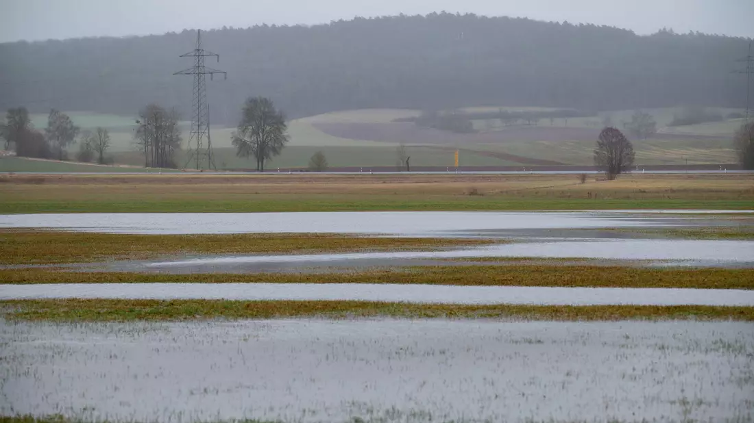 Vor allem in Bayern kann es zu Überschwemmungen kommen. - Bild: Daniel Vogl/dpa
