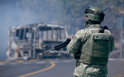 Nach dem Tod von «El Mencho» überziehen seine Anhänger Mexiko mit einer Welle der Gewalt. - Foto: Armando Solis/AP/dpa