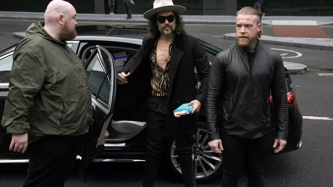 Der britische Schauspieler Russell Brand ist wegen schwerer sexueller Straftaten angeklagt. Er bestreitet die Vorwürfe. - Bild: Jeff Moore/PA Wire/dpa