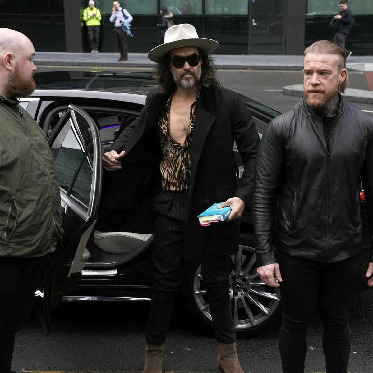 Der britische Schauspieler Russell Brand ist wegen schwerer sexueller Straftaten angeklagt. Er bestreitet die Vorwürfe. - Foto: Jeff Moore/PA Wire/dpa