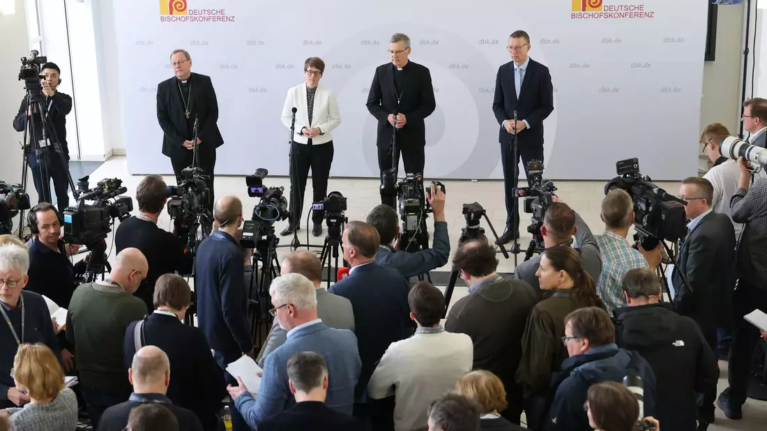 Auf einer Pressekonferenz wurde Heiner Wilmer als neuer Chef der deutschen Bischöfe vorgestellt.  - Bild: Daniel Löb/dpa