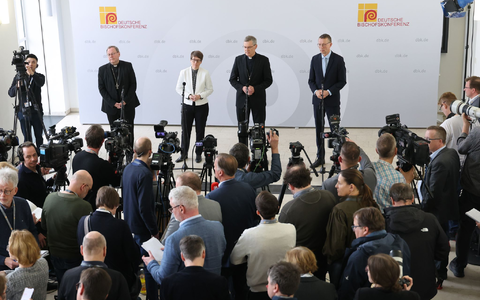 Auf einer Pressekonferenz wurde Heiner Wilmer als neuer Chef der deutschen Bischöfe vorgestellt.  - Foto: Daniel Löb/dpa