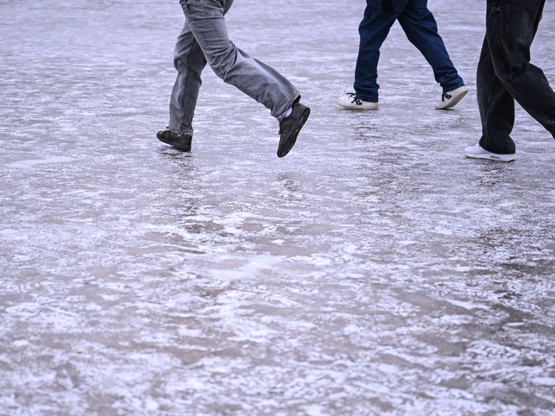 Unsichere Schritte, auch in Richtung Zukunft: Viele Jugendliche blicken pessimistisch in die Welt. (Symbolbild) - Foto: Britta Pedersen/dpa