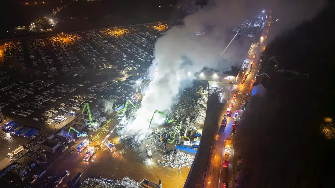 FW-E: Großbrand auf Schrottplatz in Essen - Rauchentwicklung zieht über das östliche Ruhrgebiet - Bild: presseportal.de