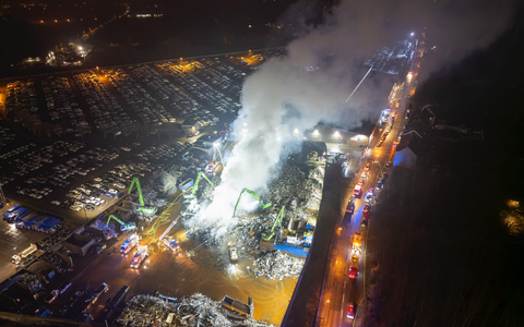 FW-E: Großbrand auf Schrottplatz in Essen - Rauchentwicklung zieht über das östliche Ruhrgebiet - Foto: presseportal.de