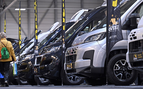 Wohnmobile können höhere sechsstellige Summen kosten und sind nicht für jedermann erschwinglich. (Symbolbild) - Foto: Martin Schutt/dpa