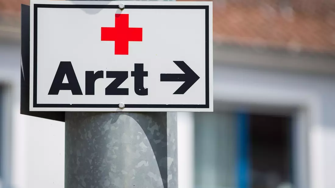 Ein Drittel der Mediziner ist über 55 Jahre alt, ihre Stellen werden bald frei. (Symbolbild) - Bild: Tom Weller/dpa