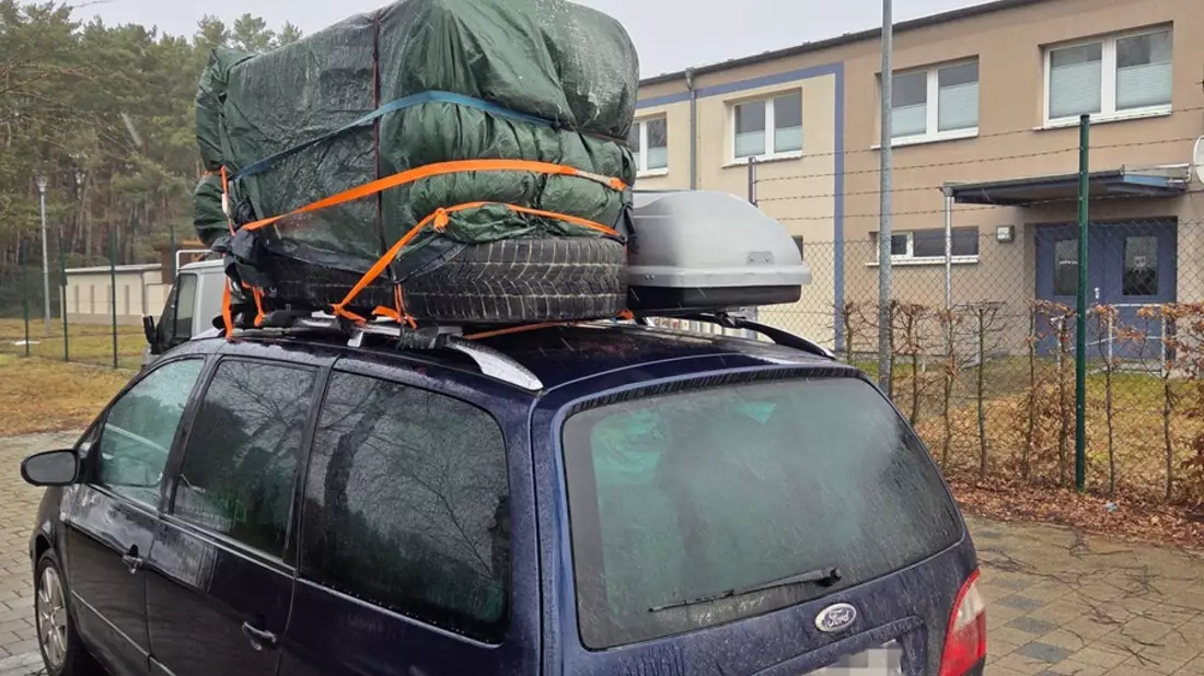 POL-HRO: Kühlschrank auf dem Dach - Polizei stoppt überladenen Van auf der A24 - Bild: presseportal.de