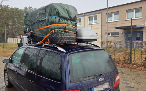 POL-HRO: Kühlschrank auf dem Dach - Polizei stoppt überladenen Van auf der A24 - Foto: presseportal.de