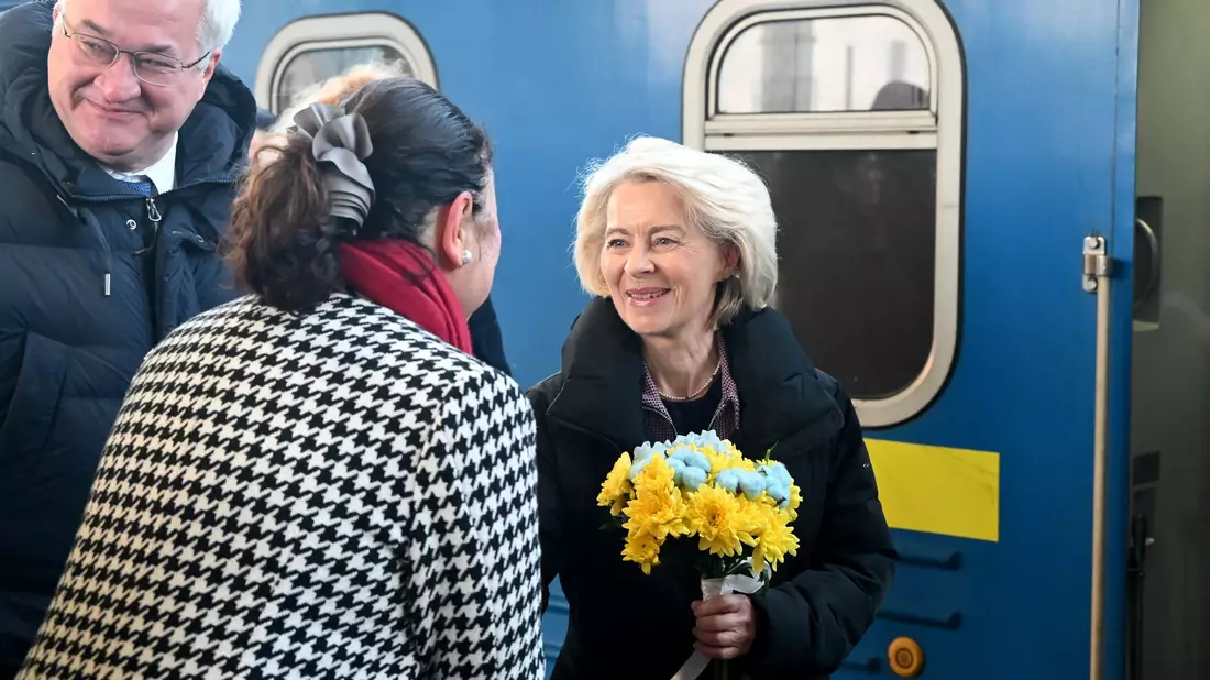 EU-Kommissionspräsidentin Ursula von der Leyen sichert der Ukraine weiter europäische Unterstützung zu. - Bild: Ansgar Haase/dpa