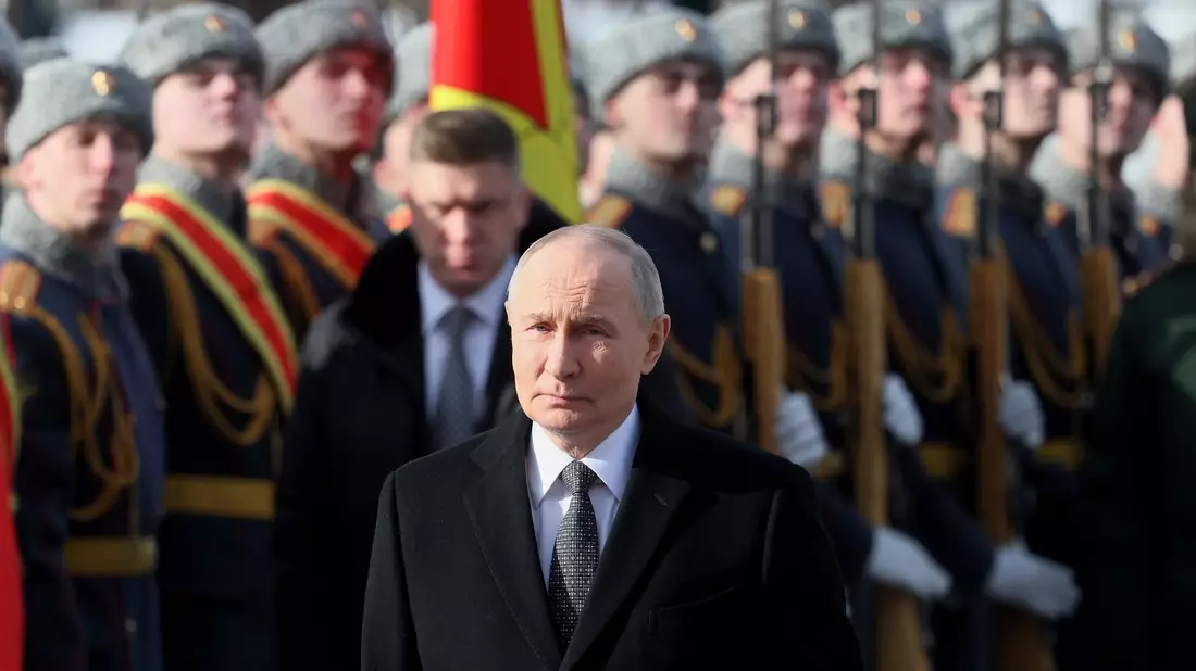 Kremlchef Wladimir Putin will seine Kriegsziele in der Ukraine auf dem Schlachtfeld oder bei den Verhandlungen erreichen. - Bild: Maxim Shipenkov/Pool EPA/AP/dpa