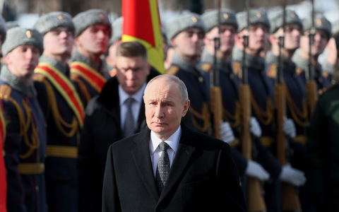 Kremlchef Wladimir Putin will seine Kriegsziele in der Ukraine auf dem Schlachtfeld oder bei den Verhandlungen erreichen. - Foto: Maxim Shipenkov/Pool EPA/AP/dpa