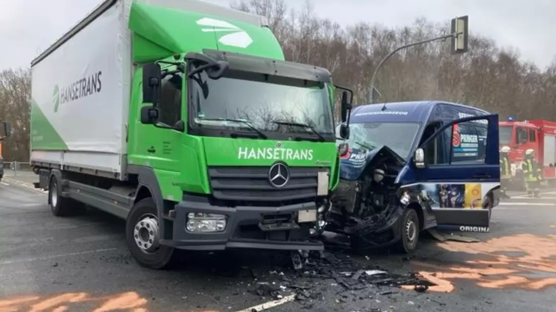 POL-DH: --- Syke, Verkehrsunfall zwischen Transporter und Lkw --- - Bild: presseportal.de