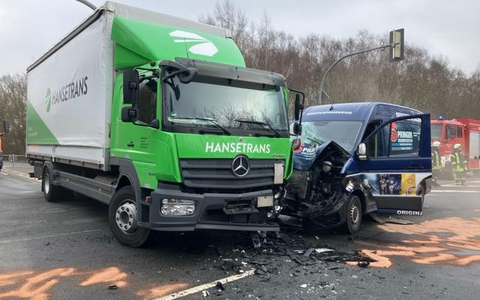 POL-DH: --- Syke, Verkehrsunfall zwischen Transporter und Lkw --- - Foto: presseportal.de
