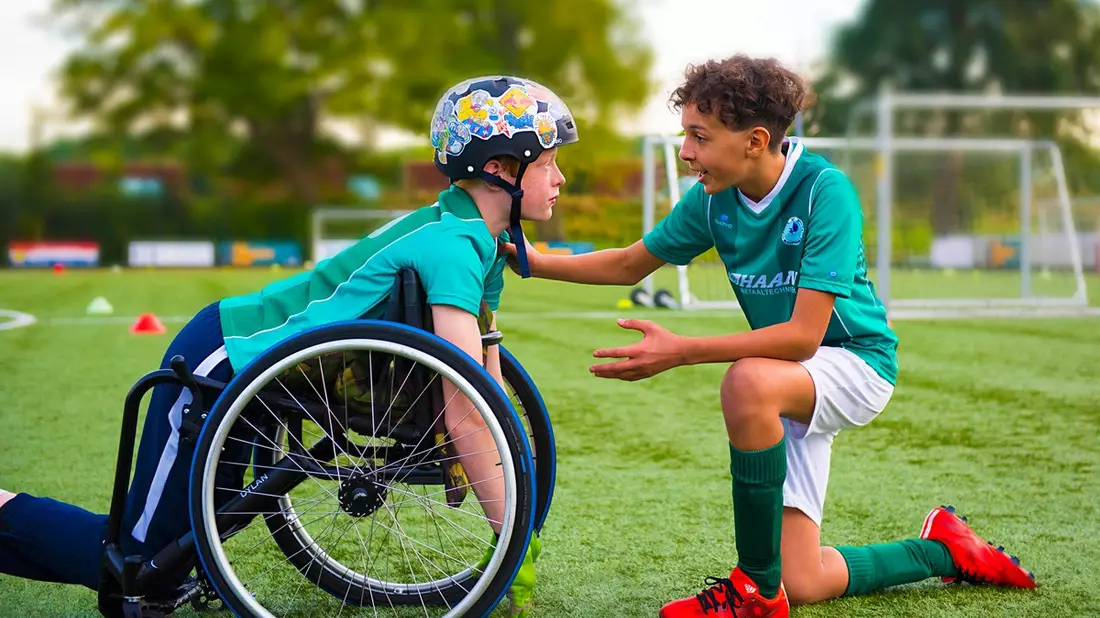 Film-Premiere: Bleib am Ball - egal was kommt! am 27. Februar 2026 bei KiKA / Preisgekrönter Sportfilm über Freundschaft, Willensstärke und Inklusion - Bild: presseportal.de