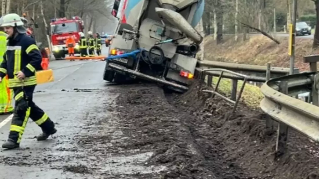 POL-ROW: Gnarrenburg: Betonmischer verunfallt - Schutzplanke verhindert Absturz in Kanal - Bild: presseportal.de