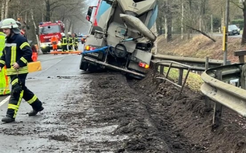 POL-ROW: Gnarrenburg: Betonmischer verunfallt - Schutzplanke verhindert Absturz in Kanal - Foto: presseportal.de