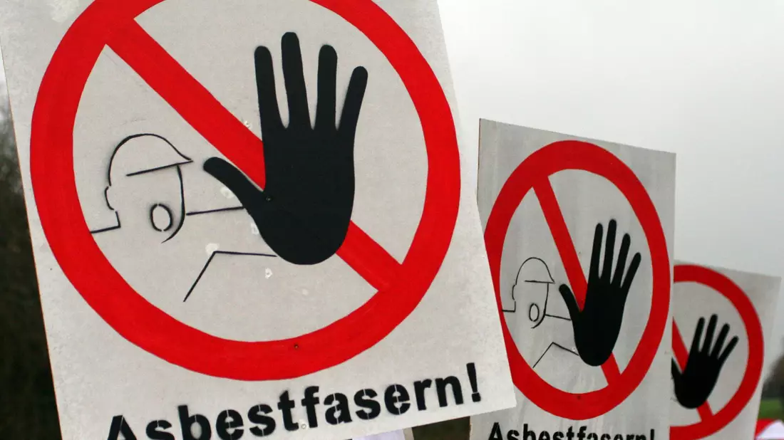 Asbestfasern können sich in der Lunge festsetzen und Krebs erregen. (Symbolbild) - Bild: picture alliance / dpa