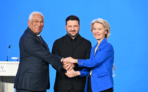 Versprachen dem ukrainischen Präsidenten Wolodymyr Selenskyj zum Jahrestag des russischen Angriffskrieges weitere Unterstützung: EU-Kommissionspräsidentin Ursula von der Leyen (r) und EU-Ratspräsident António Costa (l). - Foto: Ansgar Haase/dpa