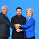 Versprachen dem ukrainischen Präsidenten Wolodymyr Selenskyj zum Jahrestag des russischen Angriffskrieges weitere Unterstützung: EU-Kommissionspräsidentin Ursula von der Leyen (r) und EU-Ratspräsident António Costa (l). - Foto: Ansgar Haase/dpa