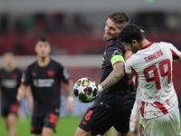 Piräus Mehdi Taremi (r) im Duell mit Leverkusens Robert Andrich.  - Foto: Rolf Vennenbernd/dpa
