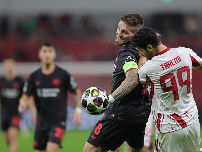 Piräus Mehdi Taremi (r) im Duell mit Leverkusens Robert Andrich.  - Foto: Rolf Vennenbernd/dpa