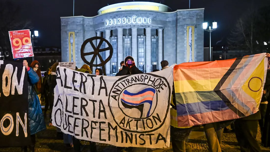 Es gibt aber auch Protest gegen Schwarzer vor der Volksbühne. - Bild: Jens Kalaene/dpa