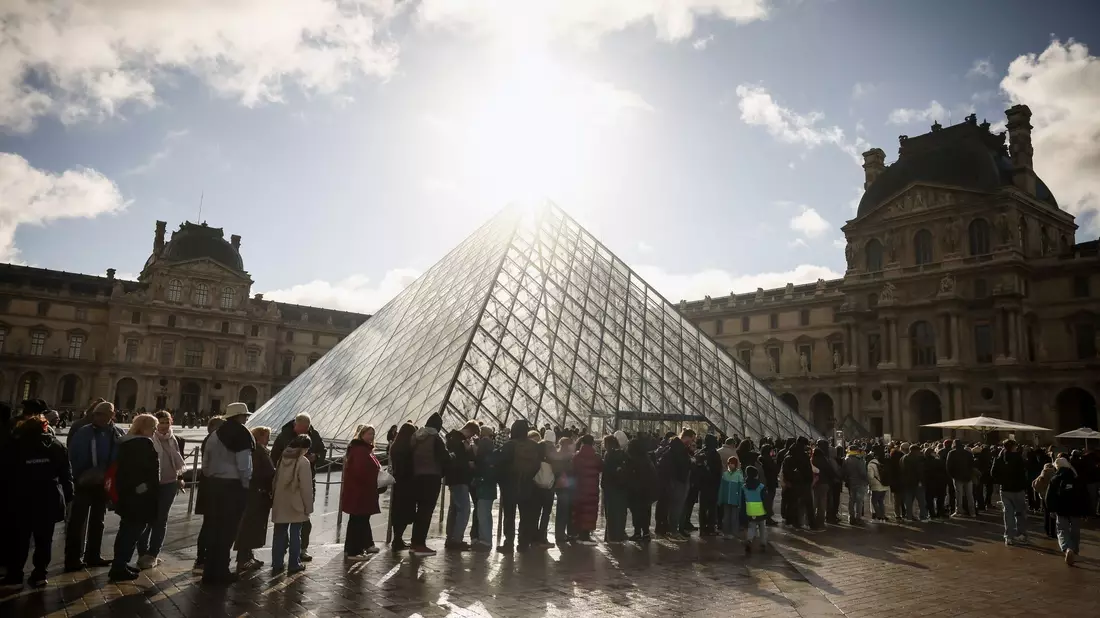 Der Touristenmagnet Louvre wird seit Monaten von Missständen geplagt. (Archivbild) - Bild: Thomas Padilla/AP/dpa