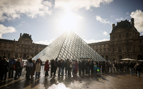 Der Touristenmagnet Louvre wird seit Monaten von Missständen geplagt. (Archivbild) - Foto: Thomas Padilla/AP/dpa