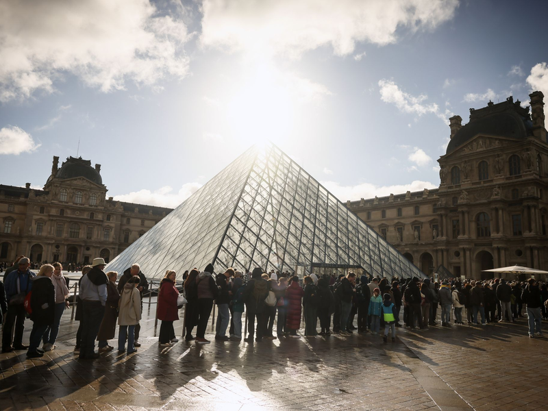 Der Touristenmagnet Louvre wird seit Monaten von Missständen geplagt. (Archivbild) - Foto: Thomas Padilla/AP/dpa