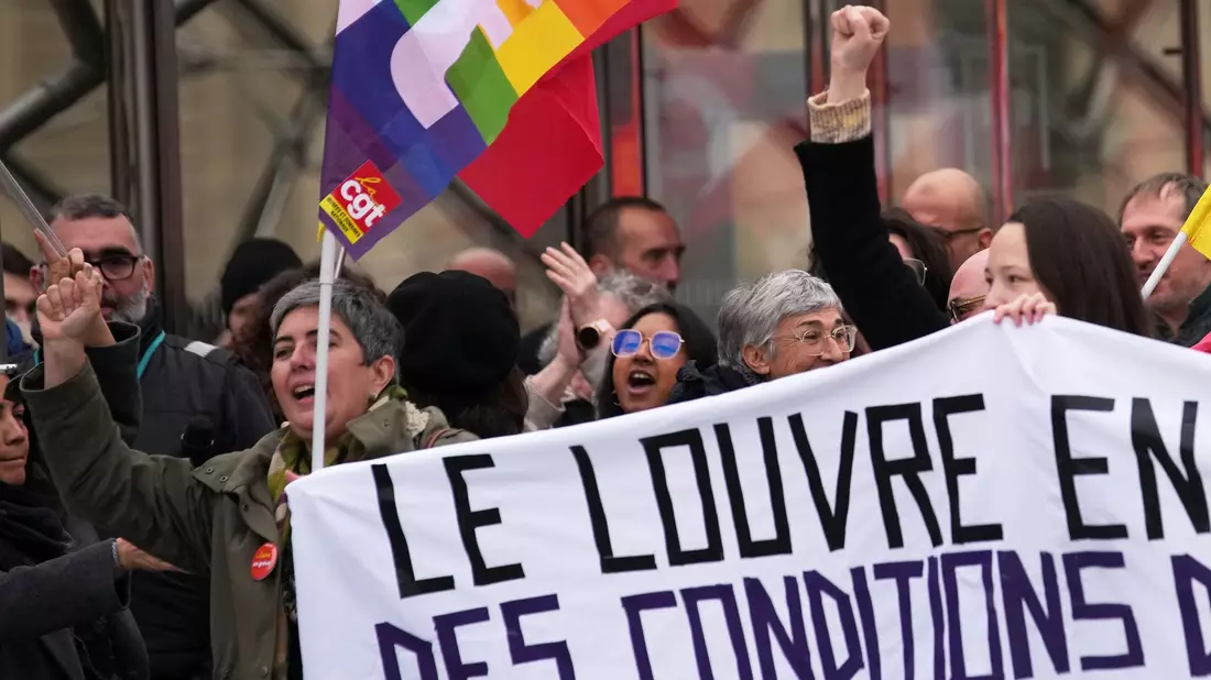Auch streikendes Personal machte dem Louvre zuletzt zu schaffen. (Archivbild) - Bild: Christophe Ena/AP/dpa