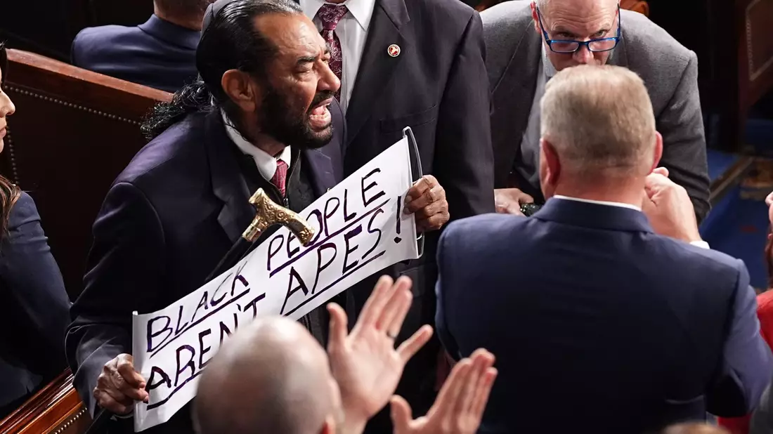 Der demokratische Abgeordnete Al Green wurde nach seiner Protestaktion aus dem Saal geführt. - Bild: Matt Rourke/AP/dpa
