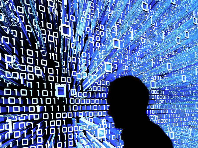 Künstliche Intelligenz kann vieles erleichtern - es gibt aber auch Bedenken. (Symbolbild) - Foto: Peter Steffen/dpa