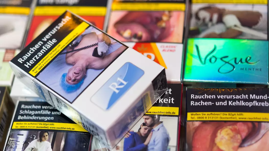 Vor zehn Jahren beschloss der Bundestag: Auf allen Zigarettenschachteln müssen Warnbilder und -hinweise abgedruckt werden. (Symbolbild) - Bild: Monika Skolimowska/ZB/dpa