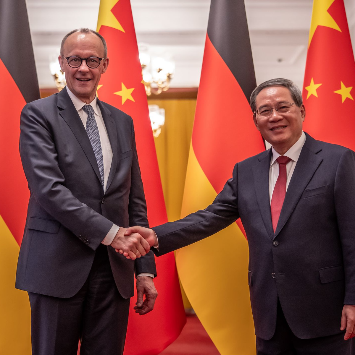 Chinas Ministerpräsident Li Qiang begrüßte den Kanzler in Peking. - Foto: Michael Kappeler/dpa