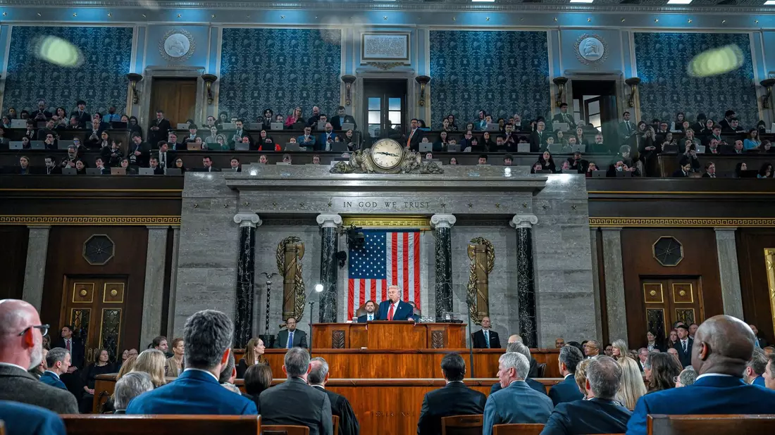 Die Demokraten gehen hart ins Gericht mit dem US-Präsidenten, der in seiner Rede zur Lage der Nation viel Lob für die eigene Linie übrig hatte. - Bild: Kenny Holston/Pool The New York Times/dpa