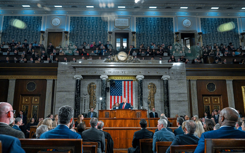 Die Demokraten gehen hart ins Gericht mit dem US-Präsidenten, der in seiner Rede zur Lage der Nation viel Lob für die eigene Linie übrig hatte. - Foto: Kenny Holston/Pool The New York Times/dpa
