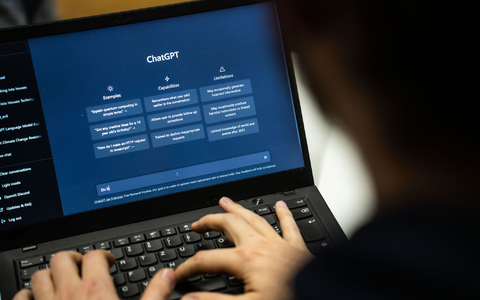 Monate vor dem Schulmassaker soll die Täterin Gedanken zu Waffengewalt auf der KI-Plattform ChatGPT ausgestaltet haben. (Symbolbild) - Foto: Frank Rumpenhorst/dpa