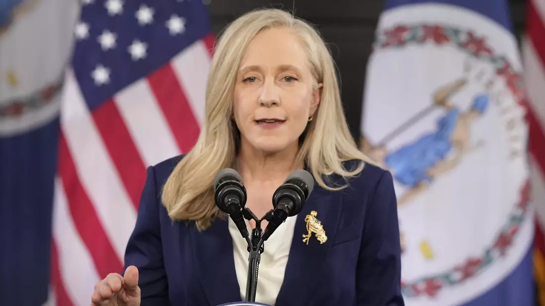Sie reagierte für die Demokraten auf Trumps Rede - die Gouverneurin des US-Bundesstaats Virginia, Abigail Spanberger.  - Bild: Steve Helber/AP Pool/dpa